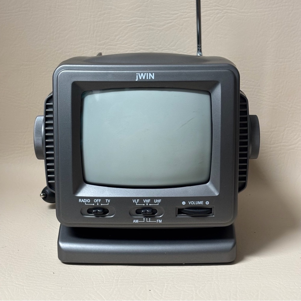 JWIN 5" Black & White TV JV-TV1010 Analog AM/FM
Radio Receiver Combo
Gray